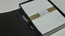 Aufbewahrungsbox für handgeschöpftes Büttenpapier offen