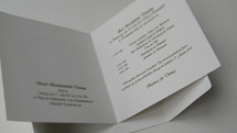 Einladung aufgeklappt mit gedruckten Einladungsinfos